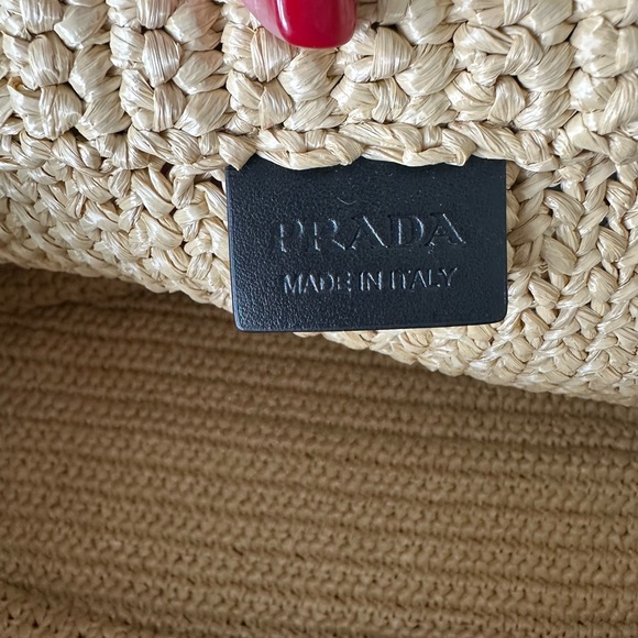 Prada - Picture 6 of 7